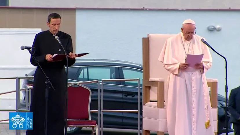 El Papa escucha los testimonios de las familias de la comunidad rom. Foto: Vatican Media / Captura de Pantalla