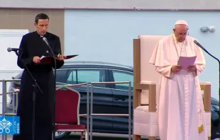 El Papa escucha los testimonios de las familias de la comunidad rom. Foto: Vatican Media / Captura de Pantalla 
