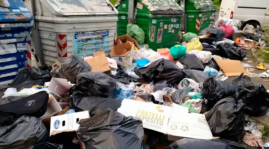 Desechos en una calle principal de Roma - Foto: Facebook Degrado a Roma?w=200&h=150