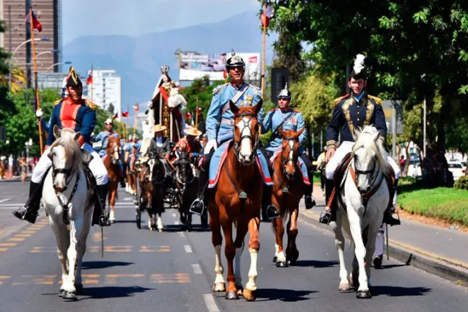 Romería en honor a la Virgen del Carmen corona los 200 años de independencia de Chile