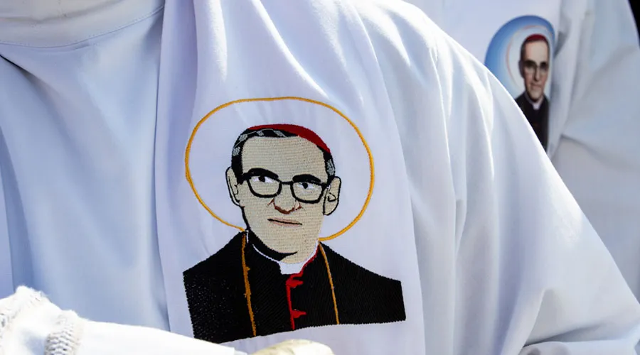 Una camiseta con la imagen de Monseñor Romero hoy en la Plaza de San Pedro en el Vaticano. Foto: Daniel Ibáñez / ACI Prensa?w=200&h=150