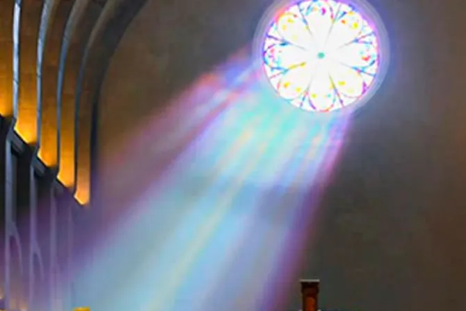Video viral: El altar de un monasterio se ilumina de rosa con los rayos del sol