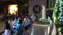Los fieles rezan el Rosario en el centro comercial Buenavista en Barranquilla