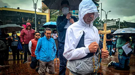 Cientos de hombres rezan el Rosario bajo la lluvia y conmueven las redes