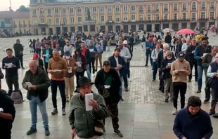 Fieles participan en el Rosario de hombres realizado en Bogotu00e1. Cru00e9dito: Instagram Rosariodehombrescol 