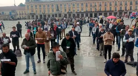 Cientos de hombres rezan el Rosario en ciudades de Colombia