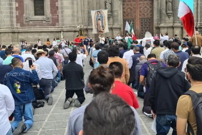 Cientos de hombres rezan el Rosario en Ciudad de México y proclamaron “Viva Cristo Rey”