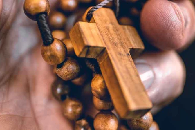 Con rezo del Rosario buscan ganar indulgencias para cada fallecido por COVID-19