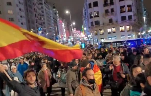Miles caminan por las calles de Madrid en Rosario por la Juventud de Espau00f1a, la noche del 26 de febrero. Cru00e9dito: Captura de video / Twitter. 