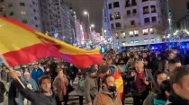 Miles caminan por las calles de Madrid en Rosario por la Juventud de España, la noche del 26 de febrero. Crédito: Captura de video / Twitter.