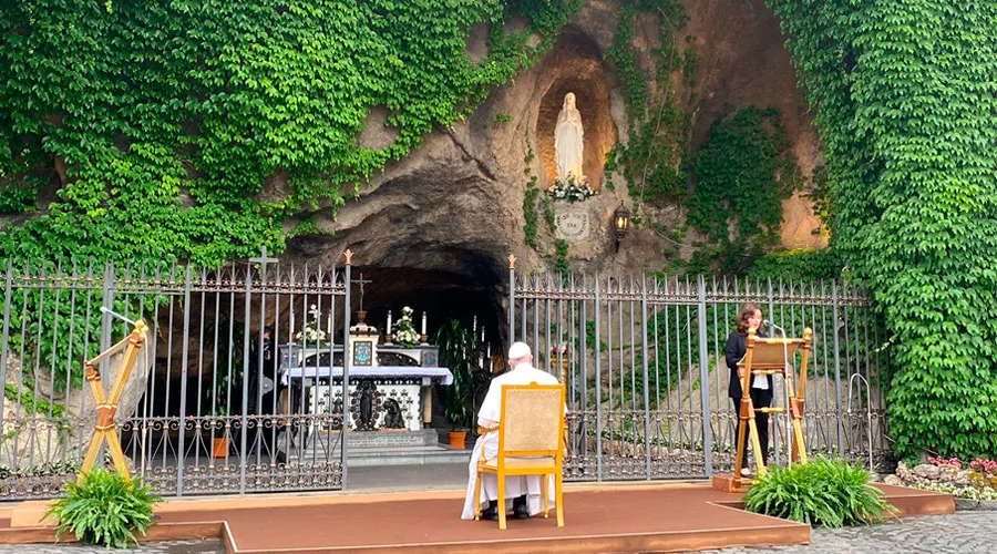 El Papa reza el rosario en la gruta de Lourdes de los Jardines Vaticano. Foto: ACI Prensa