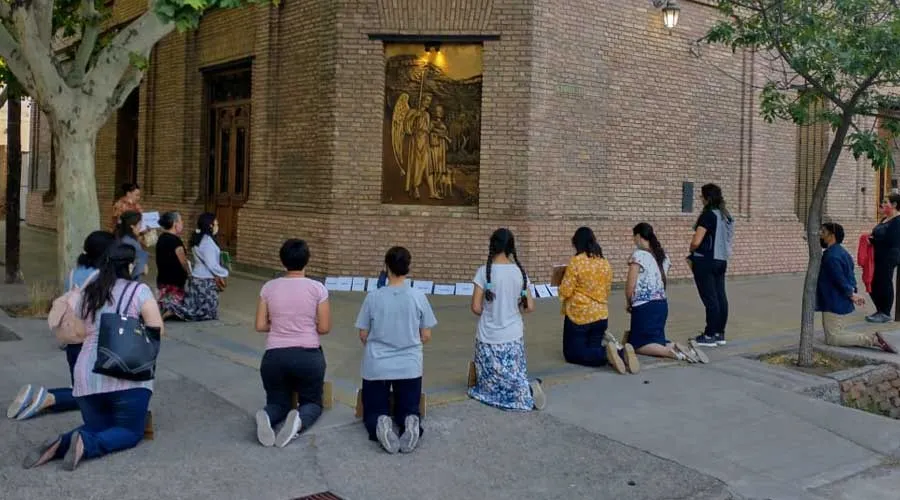 "Rosario de las madres" en el exterior del Obispado de San Rafael. Crédito: Cortesía Andrea Greco.?w=200&h=150