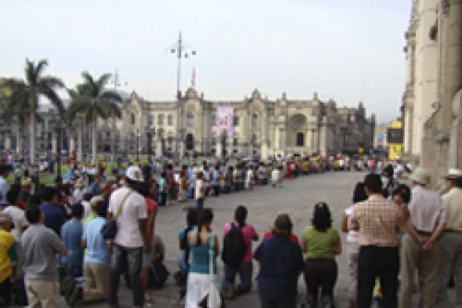 Católicos defienden con oraciones Catedral de Lima ante provocación gay