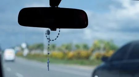 Prohíben colgar rosarios dentro del auto en Filipinas