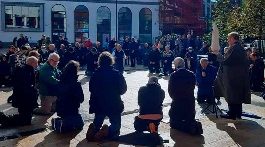 De rodillas, hombres rezan el Rosario en las calles en impresionante demostración de fe