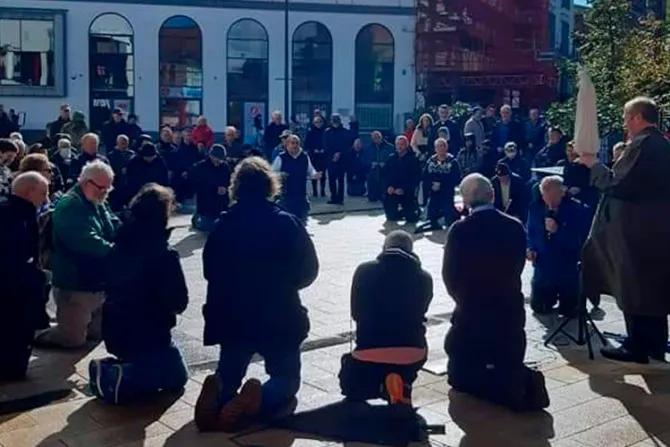 De rodillas, hombres rezan el Rosario en las calles en impresionante demostración de fe