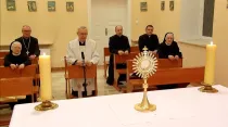 Rezo del rosario en Polonia Crédito: Twitter Church in Poland