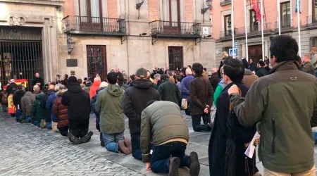 El “ejército” del Rosario de Hombres rezó de rodillas a la Virgen en Madrid