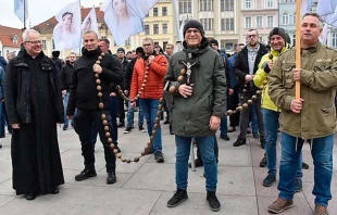 Caballeros de Maru00eda rezando el Rosario. Cru00e9ditos: Agenzia Info Salesiana (ANS). 