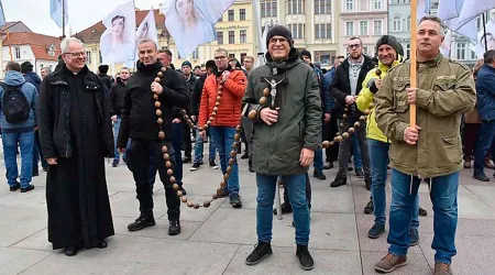 Más de 3 mil hombres rezan el Rosario por las calles de Polonia
