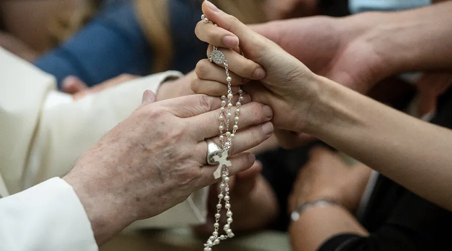 Imagen referencial. El Papa bendice el rosario de una peregrina. Foto: Vatican Media.?w=200&h=150