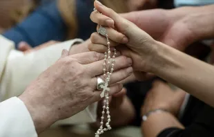 Imagen referencial. El Papa bendice el rosario de una peregrina. Foto: Vatican Media. 