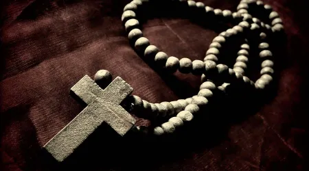 Secuestrado por ISIS, sacerdote sobrevivió a torturas rezando el Rosario