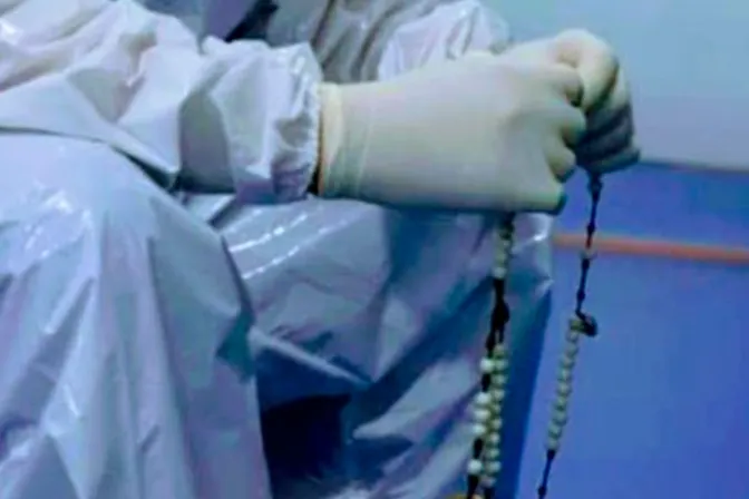 VIRAL: Médico reza el Rosario a diario antes de entrar al quirófano