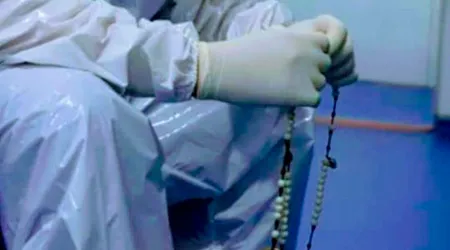 VIRAL: Médico reza el Rosario a diario antes de entrar al quirófano