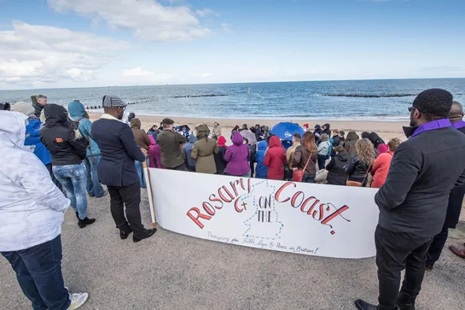 Miles rezan Rosario a favor de la vida en las costas de Gran Bretaña [FOTOS]