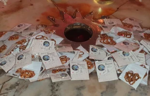 Un grupo de rosarios colocados en la Gruta de la Natividad (Belu00e9n). Cru00e9dito: Cortesu00eda ACN Colombia 