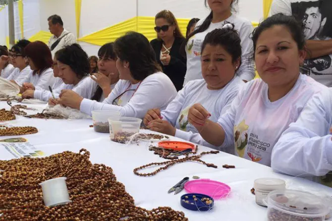 Perú: A la venta 300 mil rosarios fabricados por presos para visita del Papa Francisco