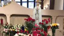 Bendición de las flores a la imagen de la Virgen de Fátima Créditos: Facebook Franciscanos Misioneros de la Eterna Palabra