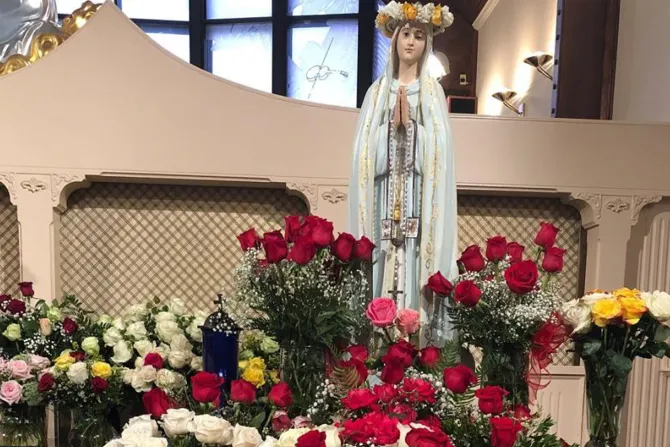 Fieles rezan el Rosario y llenan de rosas la capilla de EWTN en honor a María