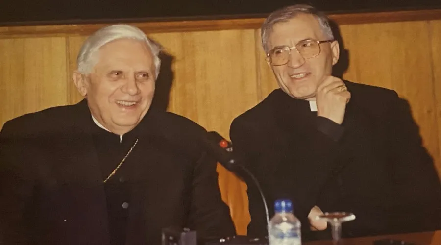 Los Cardenales Joseph Ratzinger y Antonio María Rouco. Crédito: Universidad San Dámaso.?w=200&h=150
