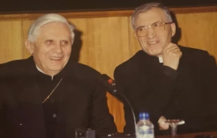 Los Cardenales Joseph Ratzinger y Antonio Maru00eda Rouco. Cru00e9dito: Universidad San Du00e1maso. 