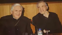 Los Cardenales Joseph Ratzinger y Antonio María Rouco. Crédito: Universidad San Dámaso.