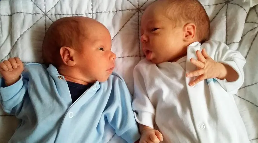 Rowen y Blake: Los gemelos que se abrazaron para sobrevivir en el vientre materno