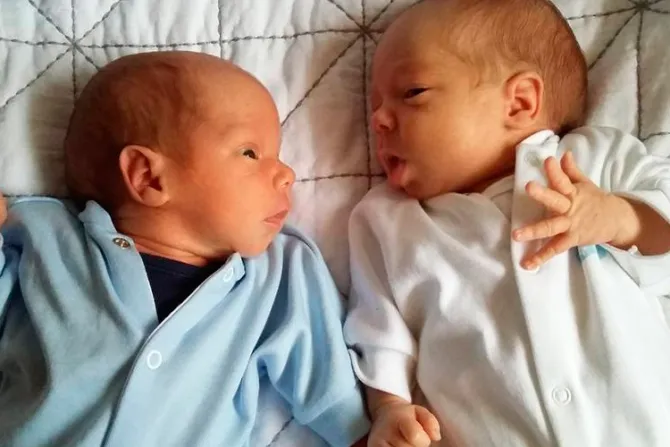 Rowen y Blake: Los gemelos que se abrazaron para sobrevivir en el vientre materno