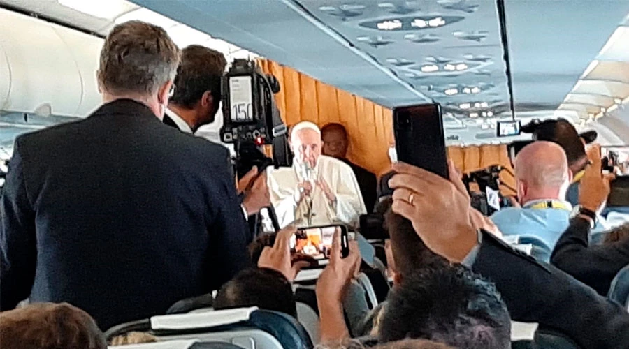 El Papa duranta la rueda de prensa en el avión. Foto: Andrea Gagliarducci / ACI Prensa?w=200&h=150