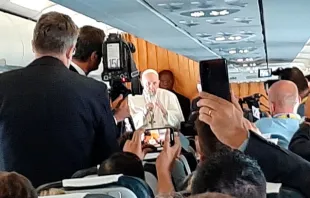 El Papa duranta la rueda de prensa en el avión. Foto: Andrea Gagliarducci / ACI Prensa 
