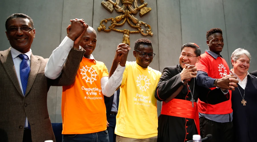 El Cardenal Tagle con algunos inmigrantes durante la rueda de prensa de prensentación. Foto: Daniel Ibañez / ACI Prensa?w=200&h=150