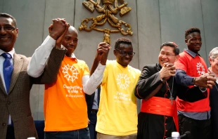 El Cardenal Tagle con algunos inmigrantes durante la rueda de prensa de prensentaciu00f3n. Foto: Daniel Ibau00f1ez / ACI Prensa 