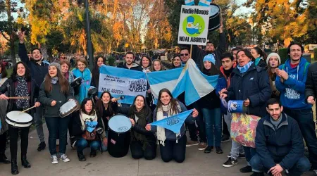 “Ruidazo” y otras manifestaciones contra debate del aborto en Senado argentino