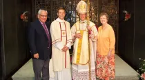 Diácono Ryan Allan Kaup junto a sus padres adoptivos y el Obispo de Lincoln, Mons. James Douglas Conley. Foto: Cortesía Saint Charles Borromeo Seminary