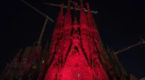 Basílica de la Sagrada Familia en Barcelona (España) iluminada de rojo.  Crédito: Archidiócesis de Barcelona 