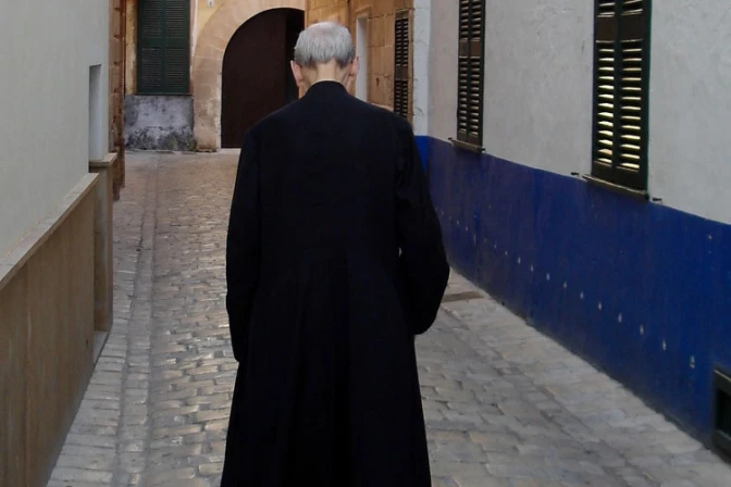 Anciano sacerdote que fue brutalmente golpeado queda paralítico