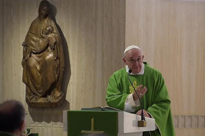 Papa Francisco: ¿Quieres juzgar a los demás? Antes mírate tú en el espejo