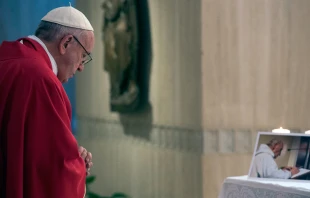 El Papa en la Misa con la foto del P. Jacques en el altar. Cru00e9dito: L'Osservatore Romano 