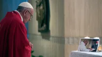 El Papa en la Misa con la foto del P. Jacques en el altar. Crédito: L'Osservatore Romano